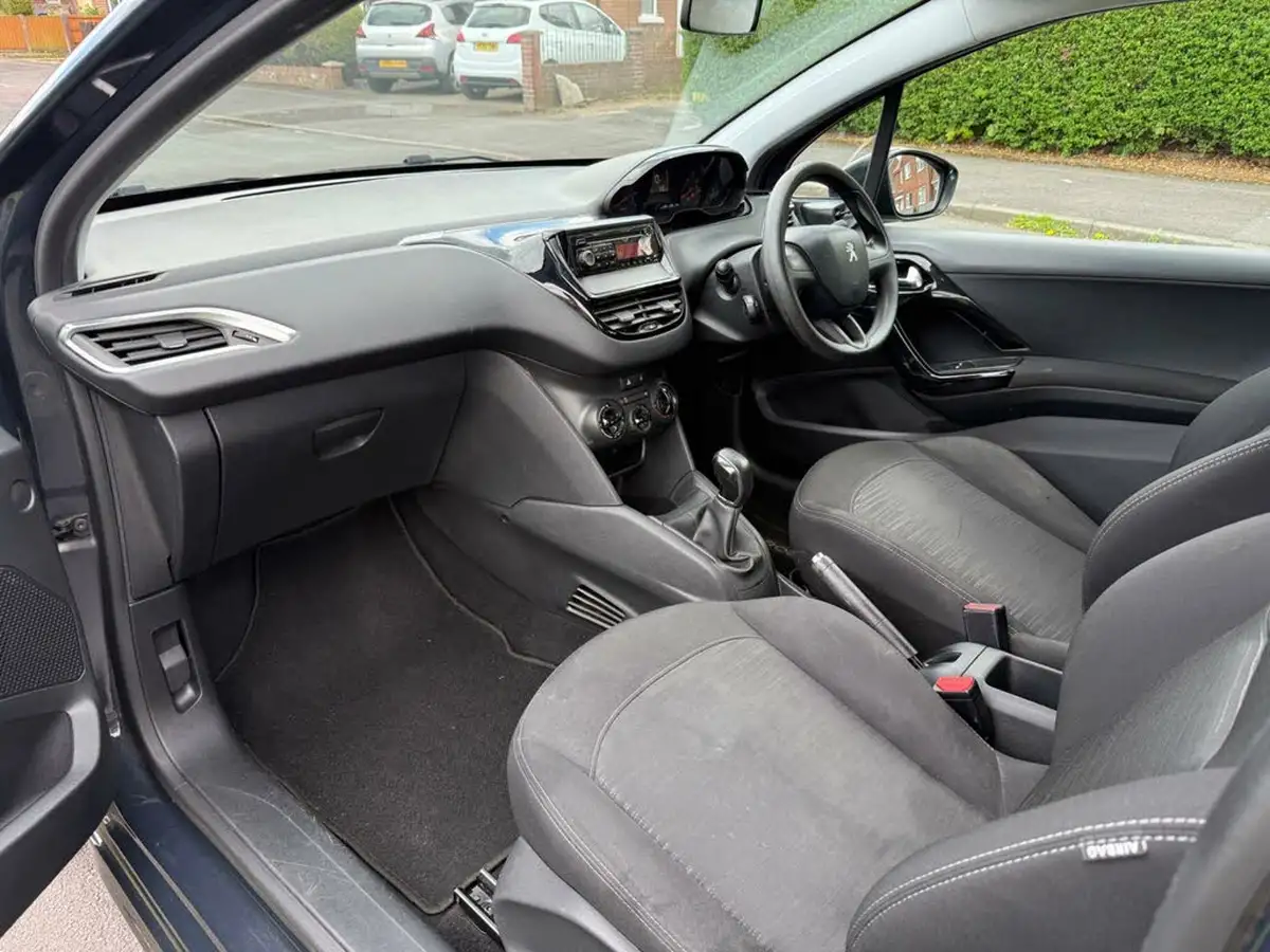 2015-peugeot-208-10-access-puretech-3d-big-33