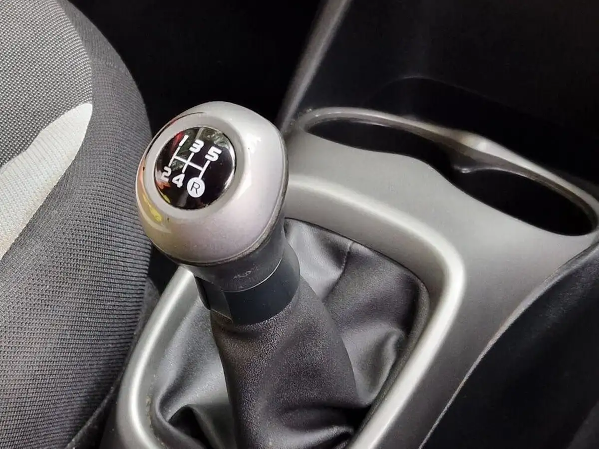 2015-toyota-aygo-10-vvt-i-x-play-5d-big-31