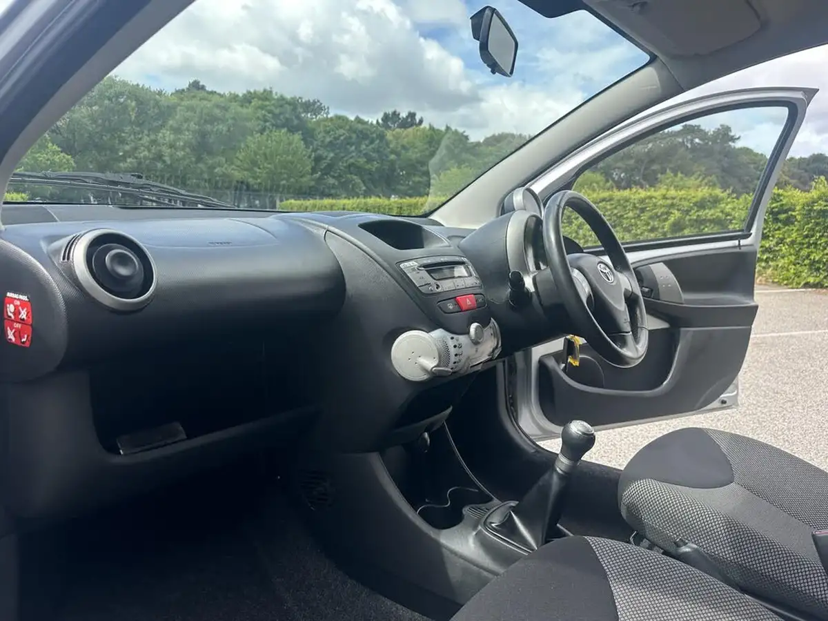 2014-toyota-aygo-10-mode-ac-5d-big-19