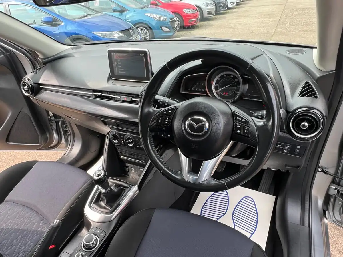 2016-mazda-mazda2-15-se-l-nav-big-2