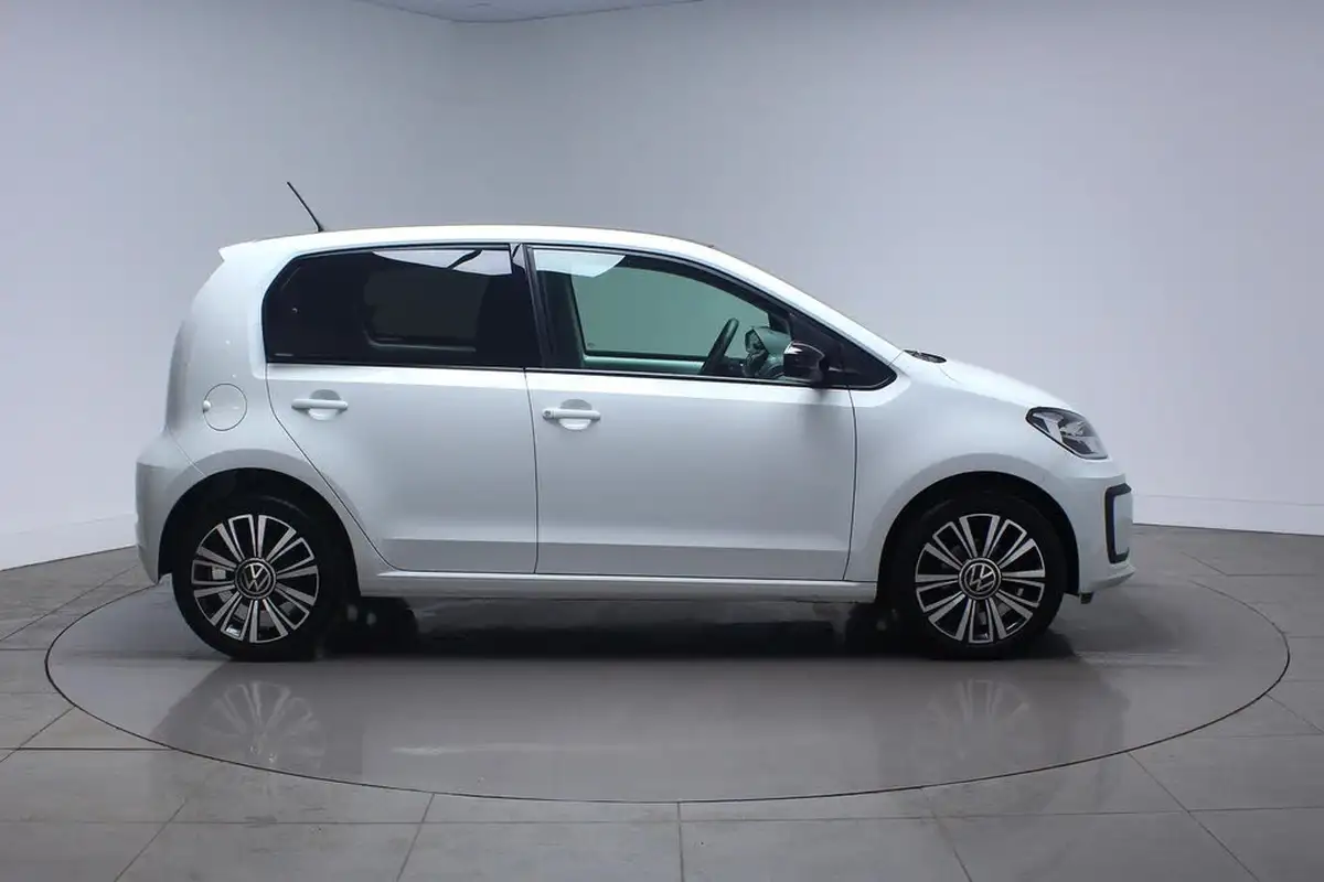 2024-volkswagen-up-10-up-black-edition-big-4