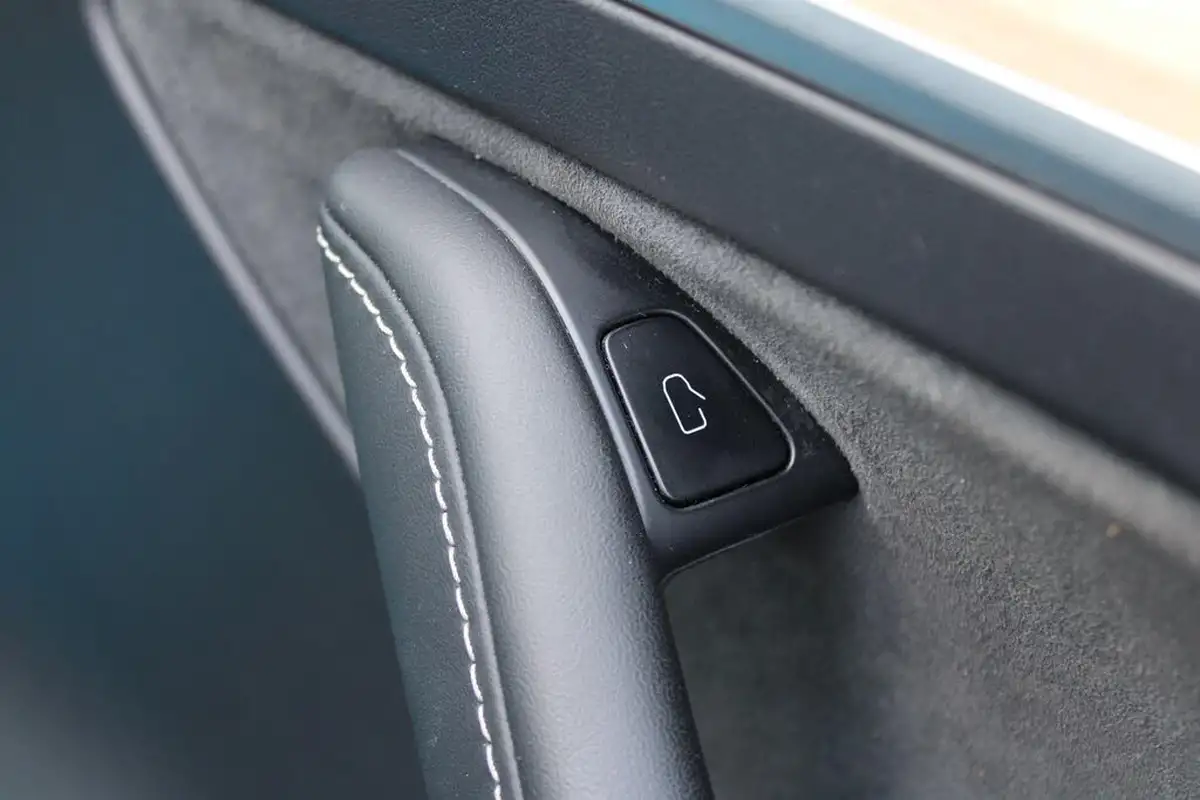 2022-tesla-model-y-e-long-range-big-26