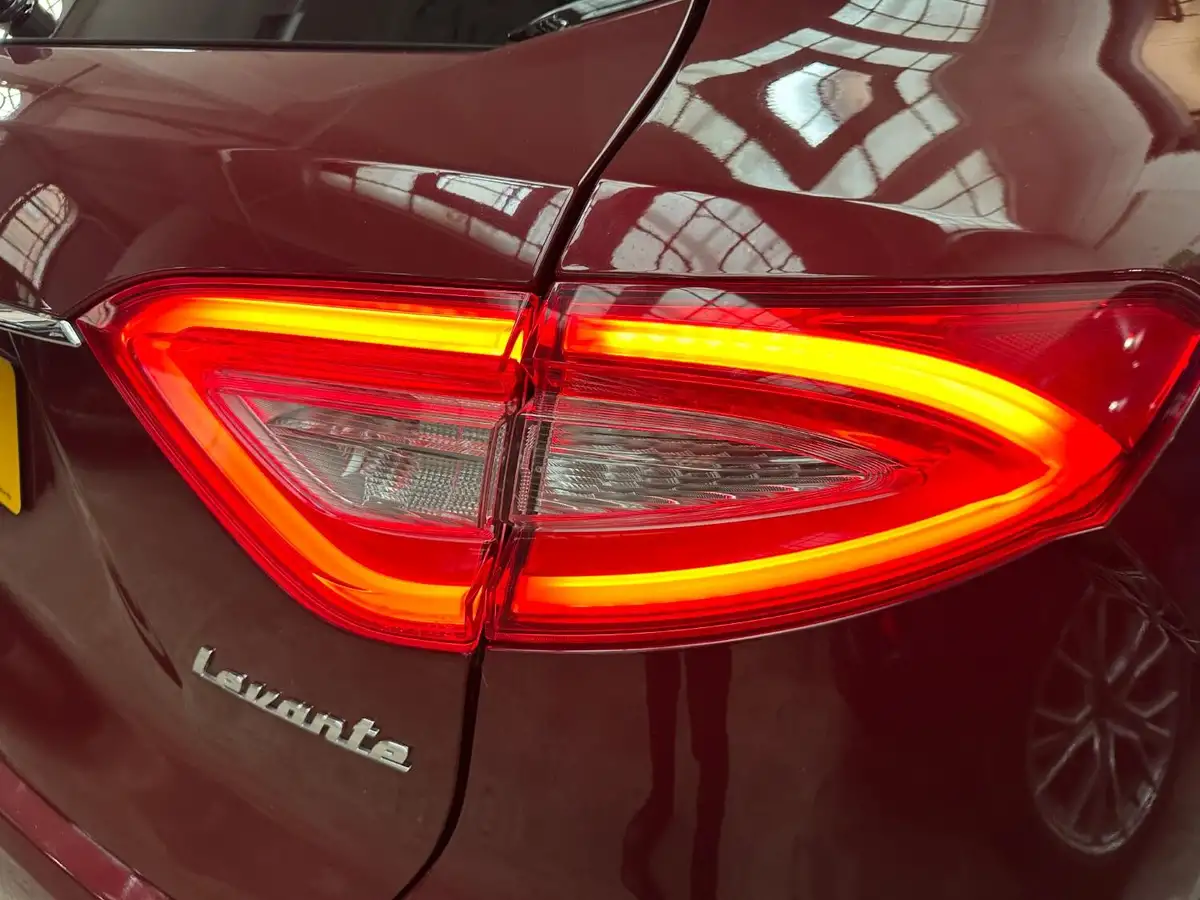 2017-maserati-levante-30td-4x4-no-trim-big-34