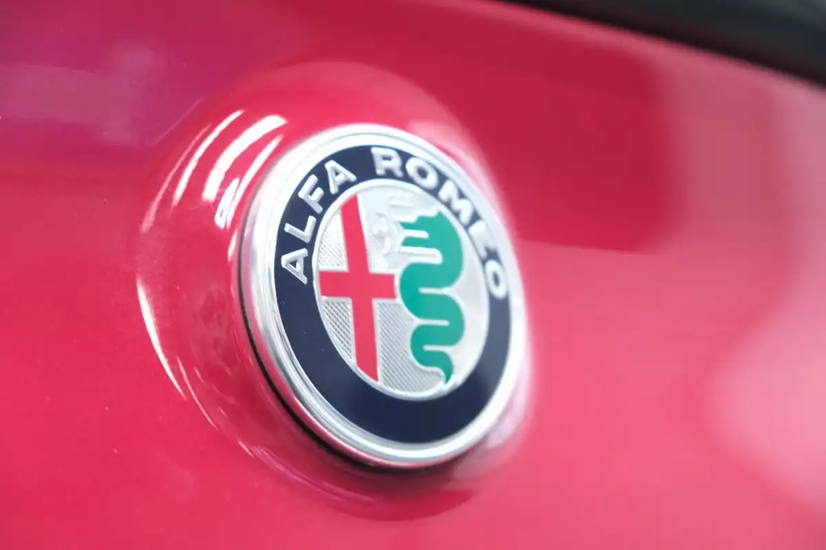 2017-alfa-romeo-giulia-20-veloce-big-24