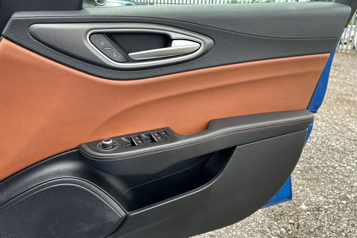 2019-alfa-romeo-giulia-20-veloce-big-27