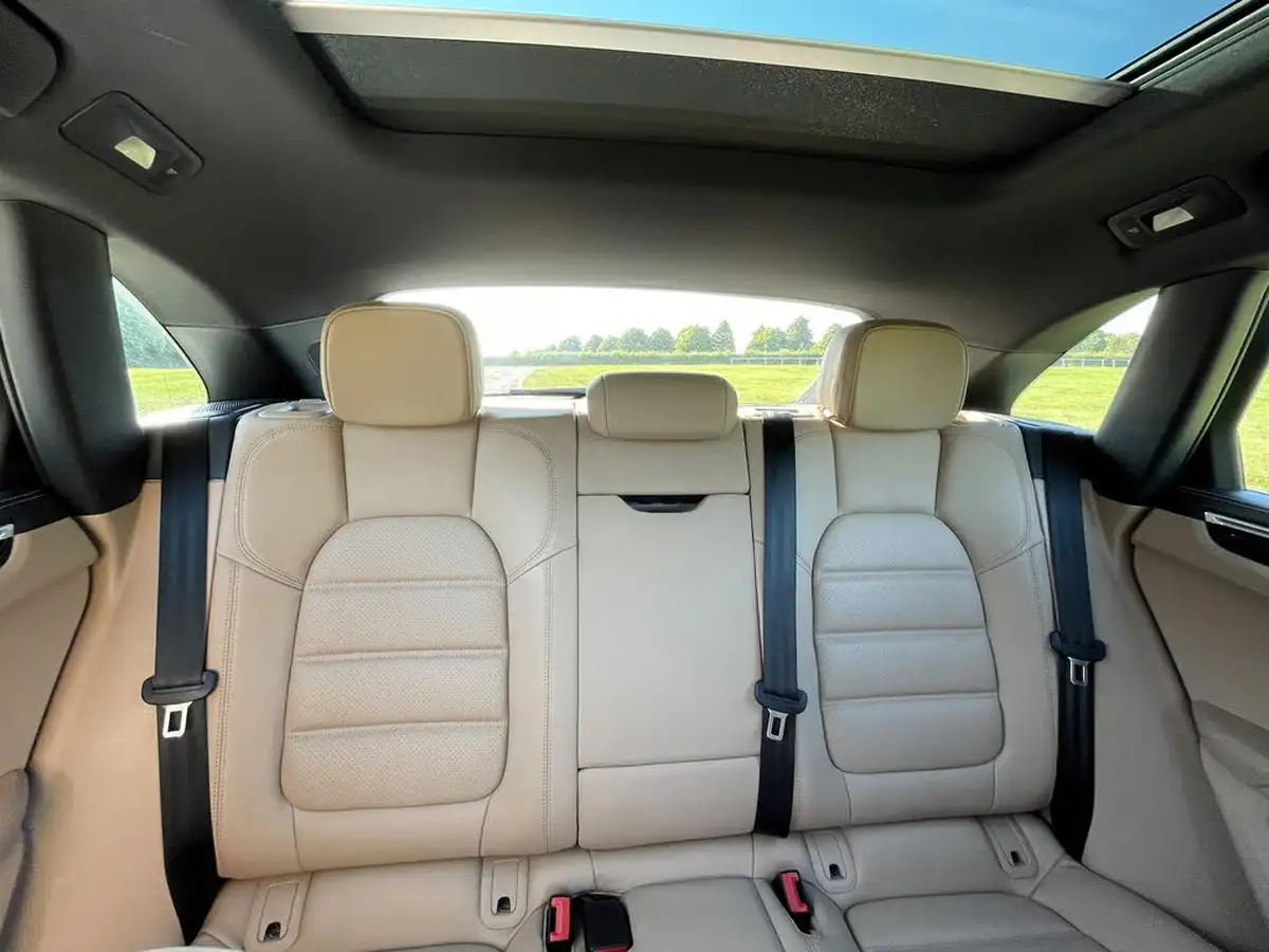 2021-porsche-macan-30-s-big-53
