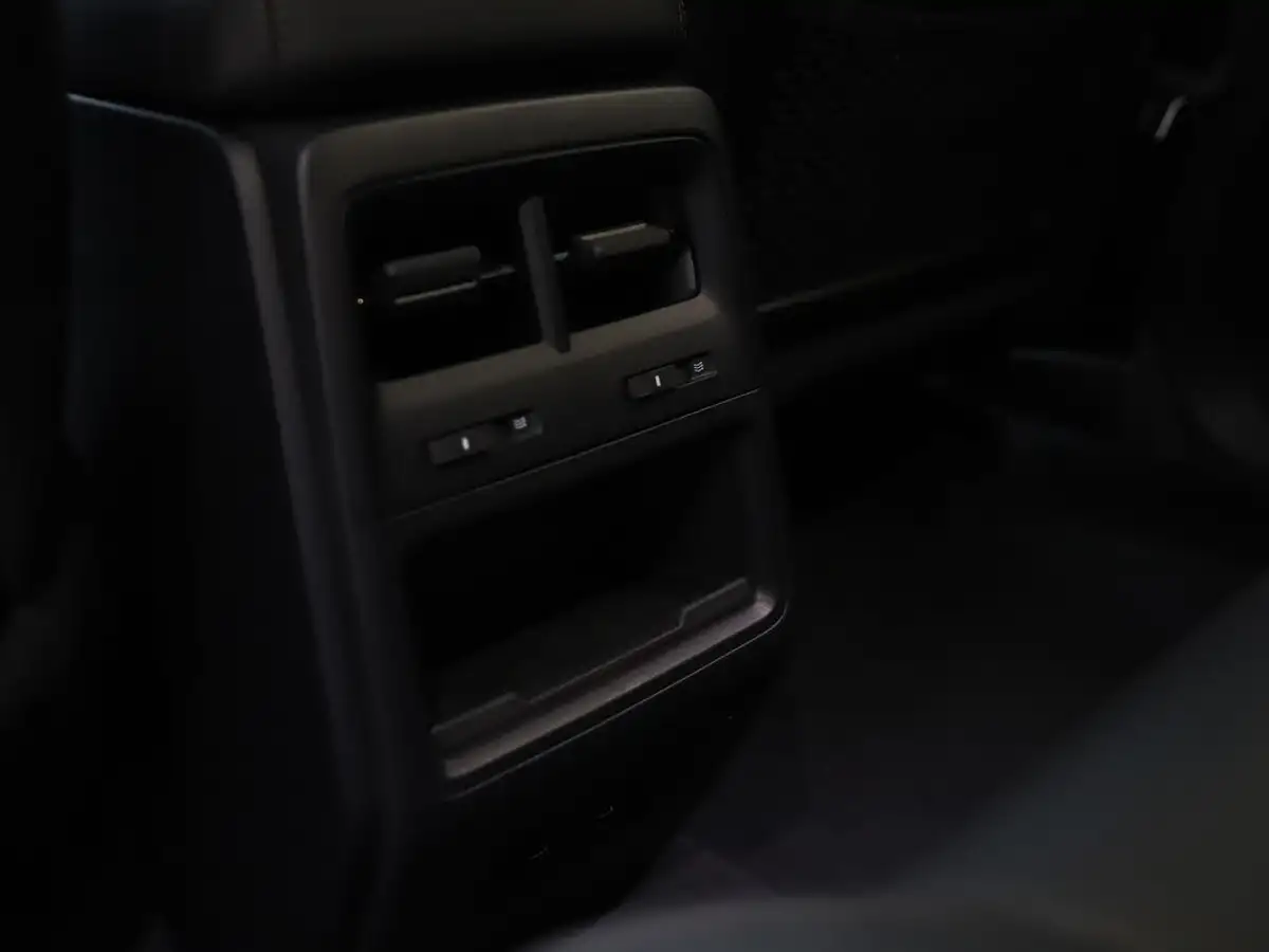 2025-porsche-macan-e-4s-electric-big-21