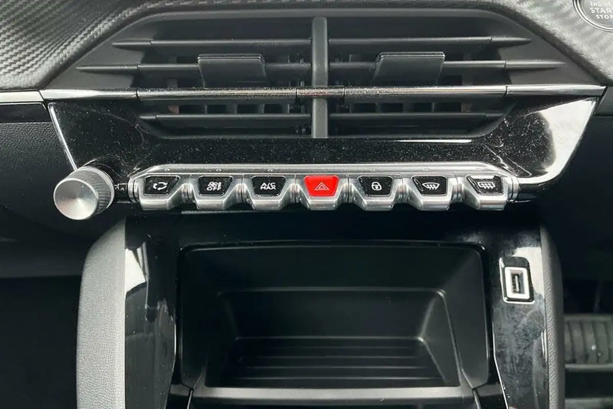2021-peugeot-208-12-puretech-active-premium-100bhp-eat8-big-31