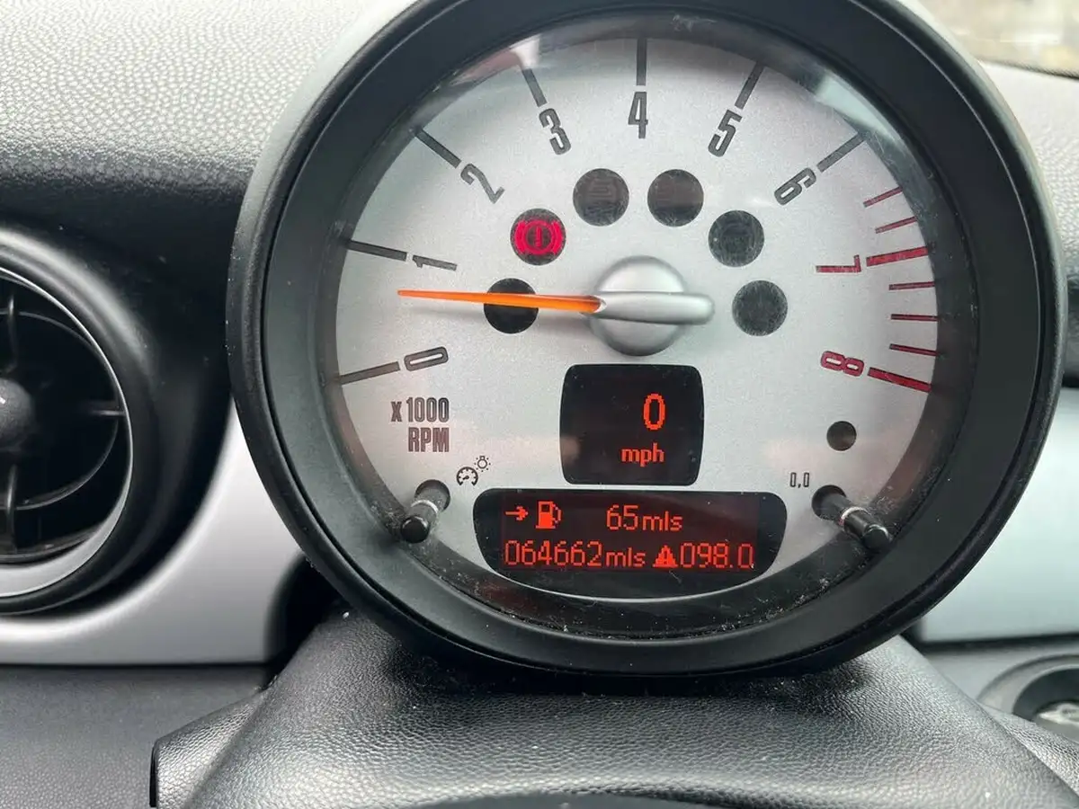 2010-mini-cooper-16-one-98bhp-hatchback-3d-big-11