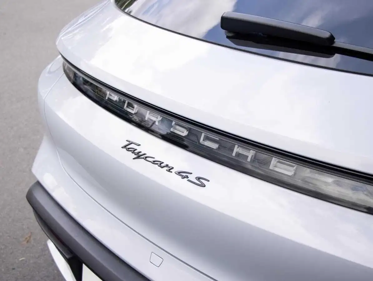 2023-porsche-taycan-e-4s-cross-turismo-big-21