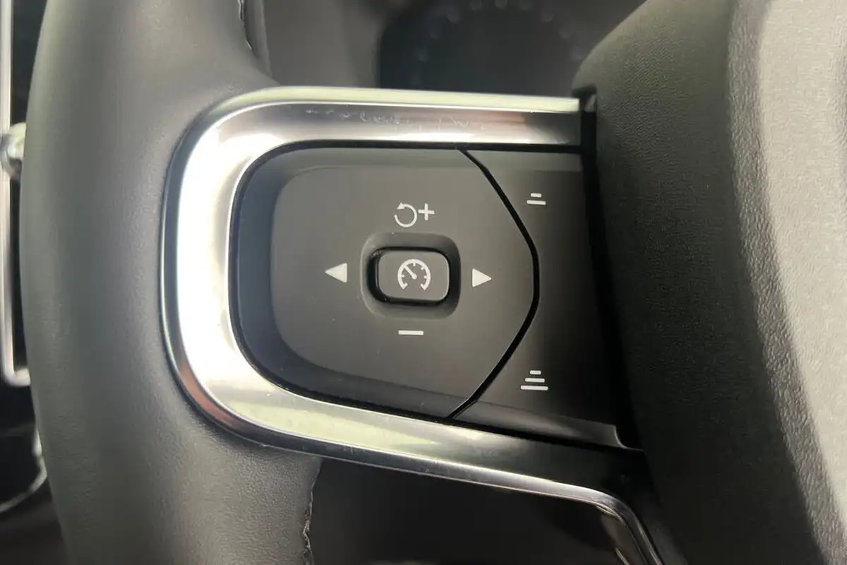 2022-volvo-xc40-15-t3-r-design-auto-big-10
