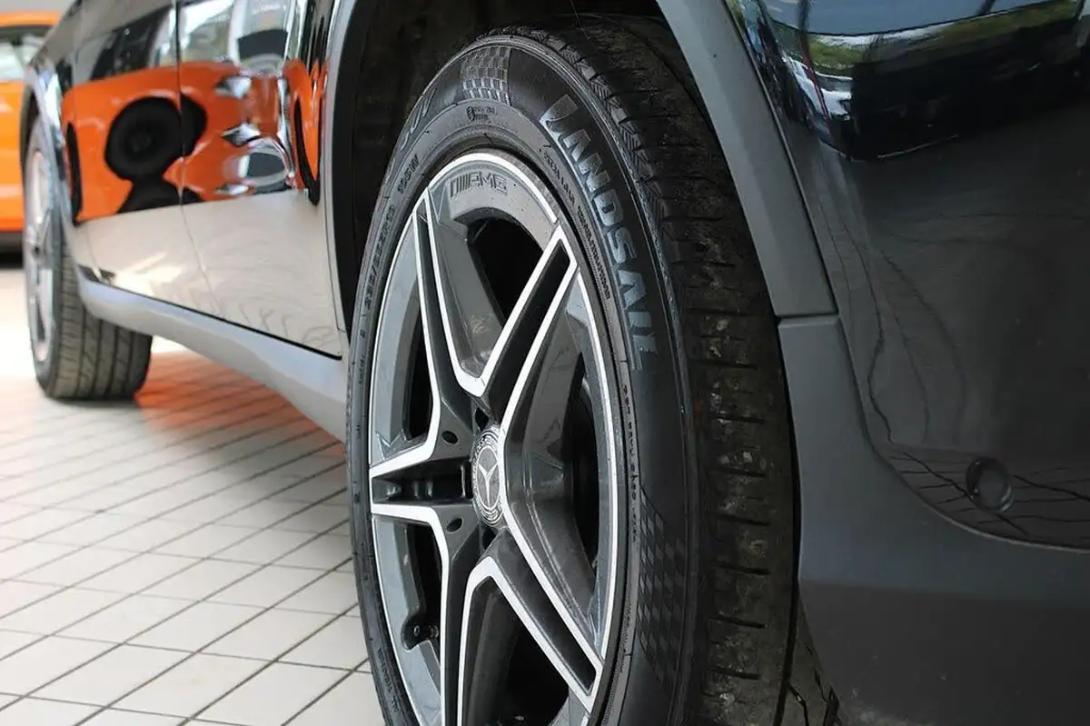 2019-mercedes-benz-glc-class-20d-glc220d-amg-line-station-wagon-5d-4matic-plus-big-18