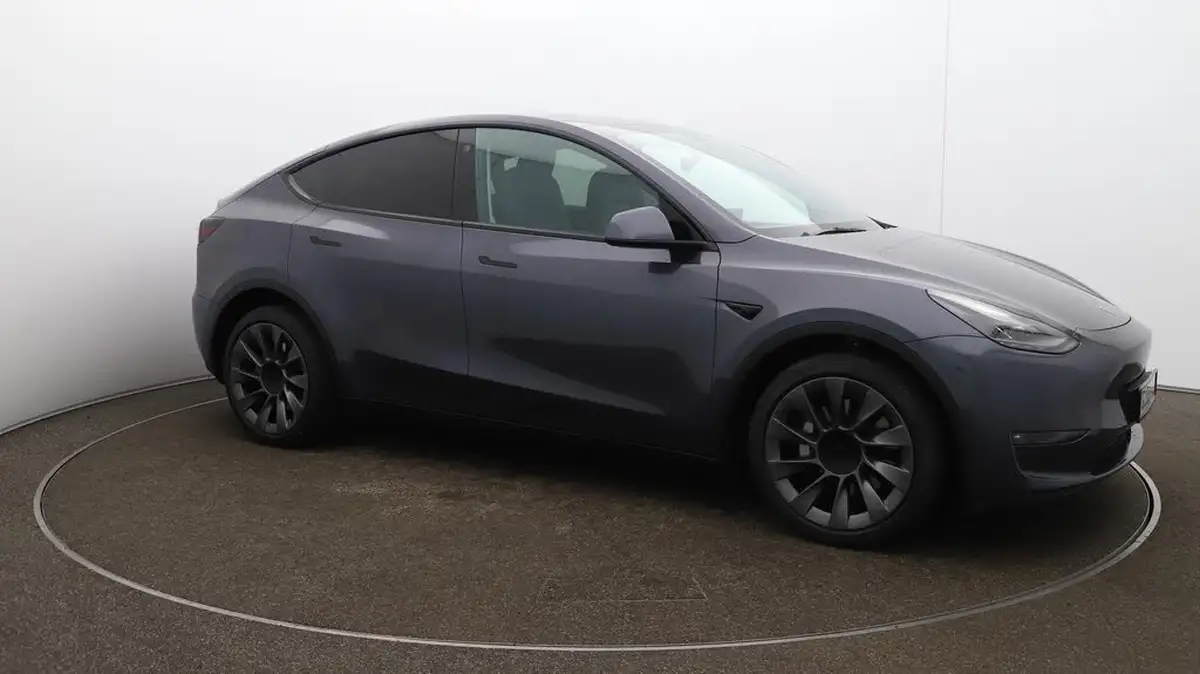 2022-tesla-model-y-e-long-range-big-47