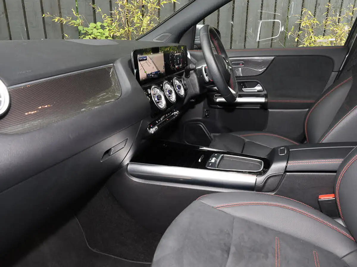 2024-mercedes-benz-gla-class-13-gla-200-amg-line-executive-big-2