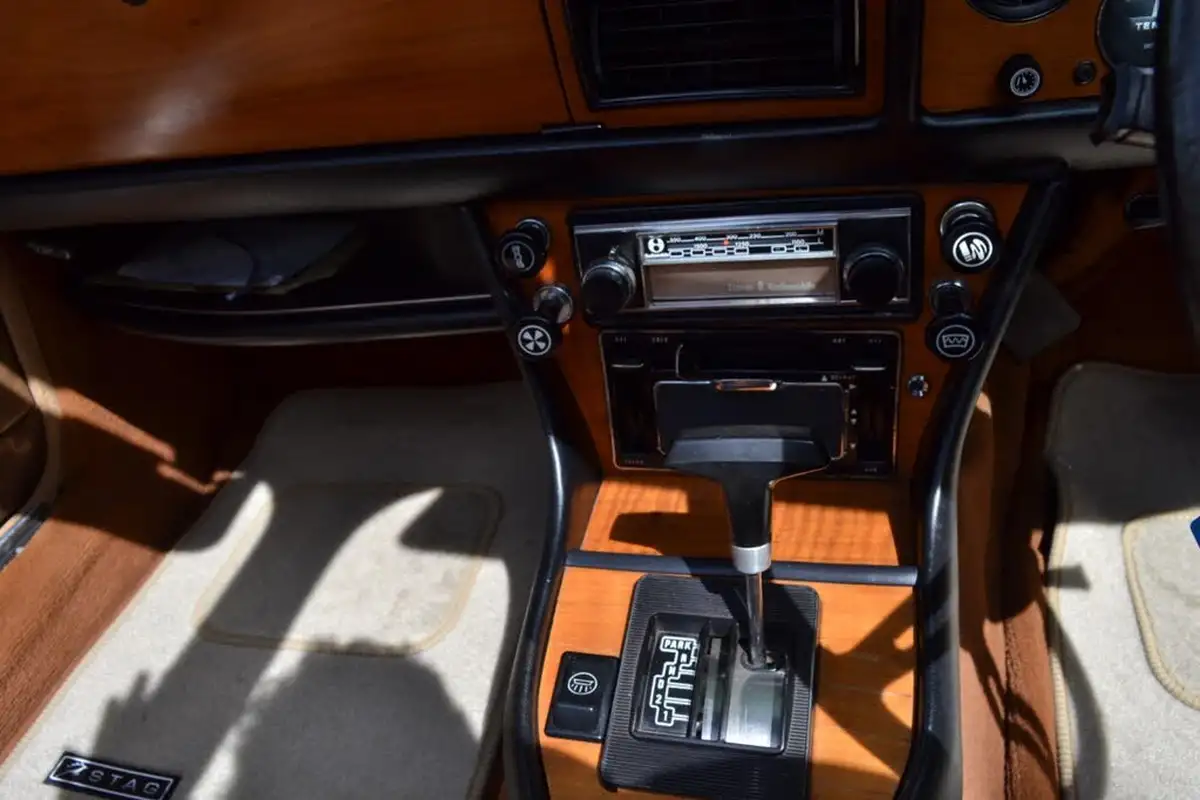 1975-triumph-stag-30-auto-big-64