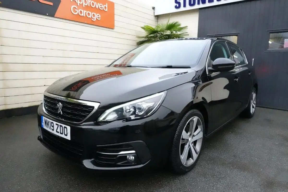 2019-peugeot-308-12-puretech-allure-110bhp-big-10