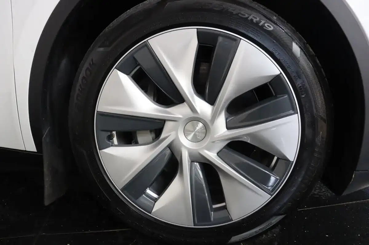 2023-tesla-model-y-e-rwd-big-30