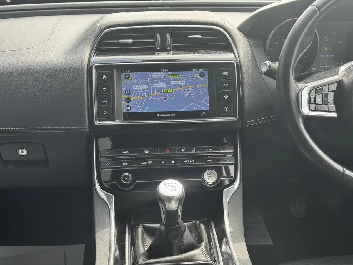 2017-jaguar-xe-20d-r-sport-180ps-1999cc-big-33
