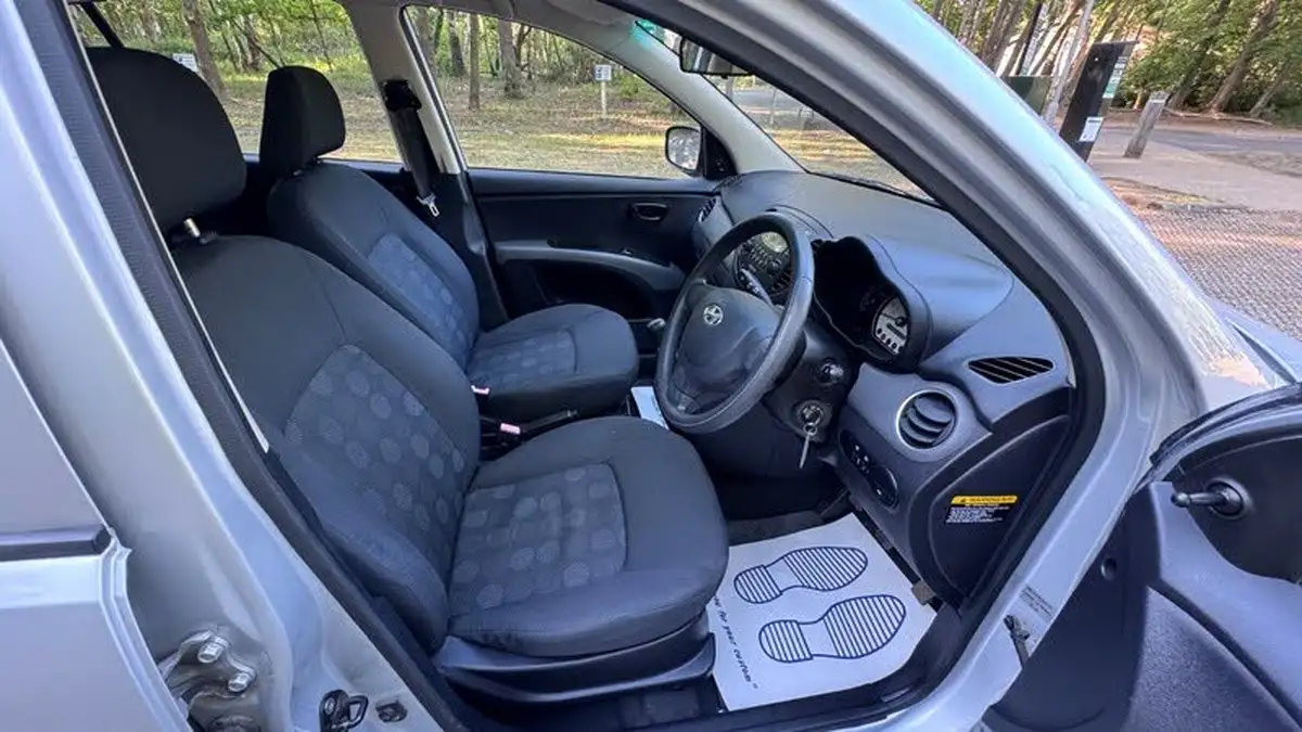 2010-hyundai-i10-12-classic-big-12