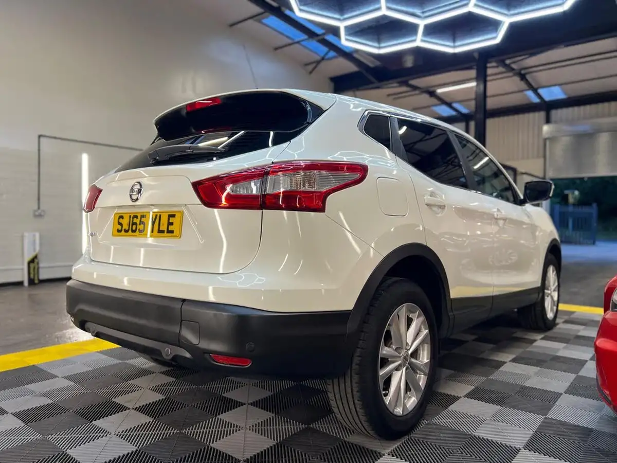 2015-nissan-qashqai-12-acenta-dig-t115ps-smart-vision-pack-big-4