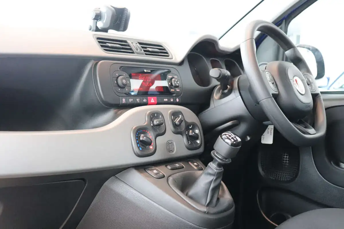 2020-fiat-panda-12-waze-big-36
