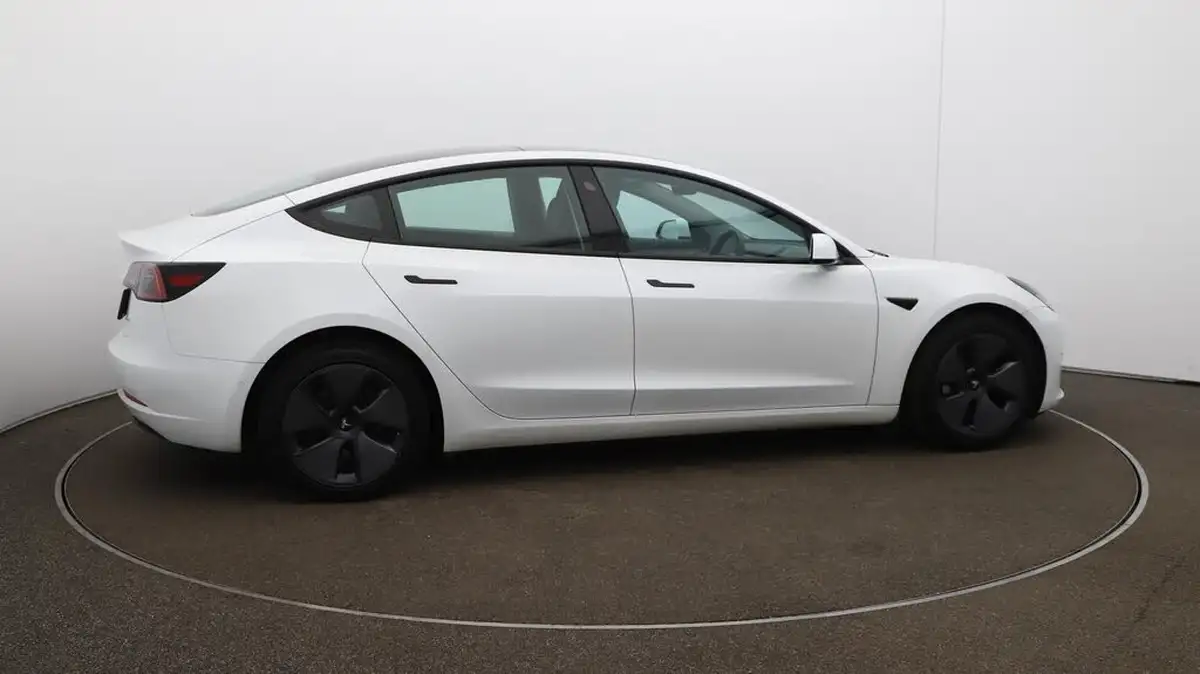 2022-tesla-model-3-e-long-range-big-51