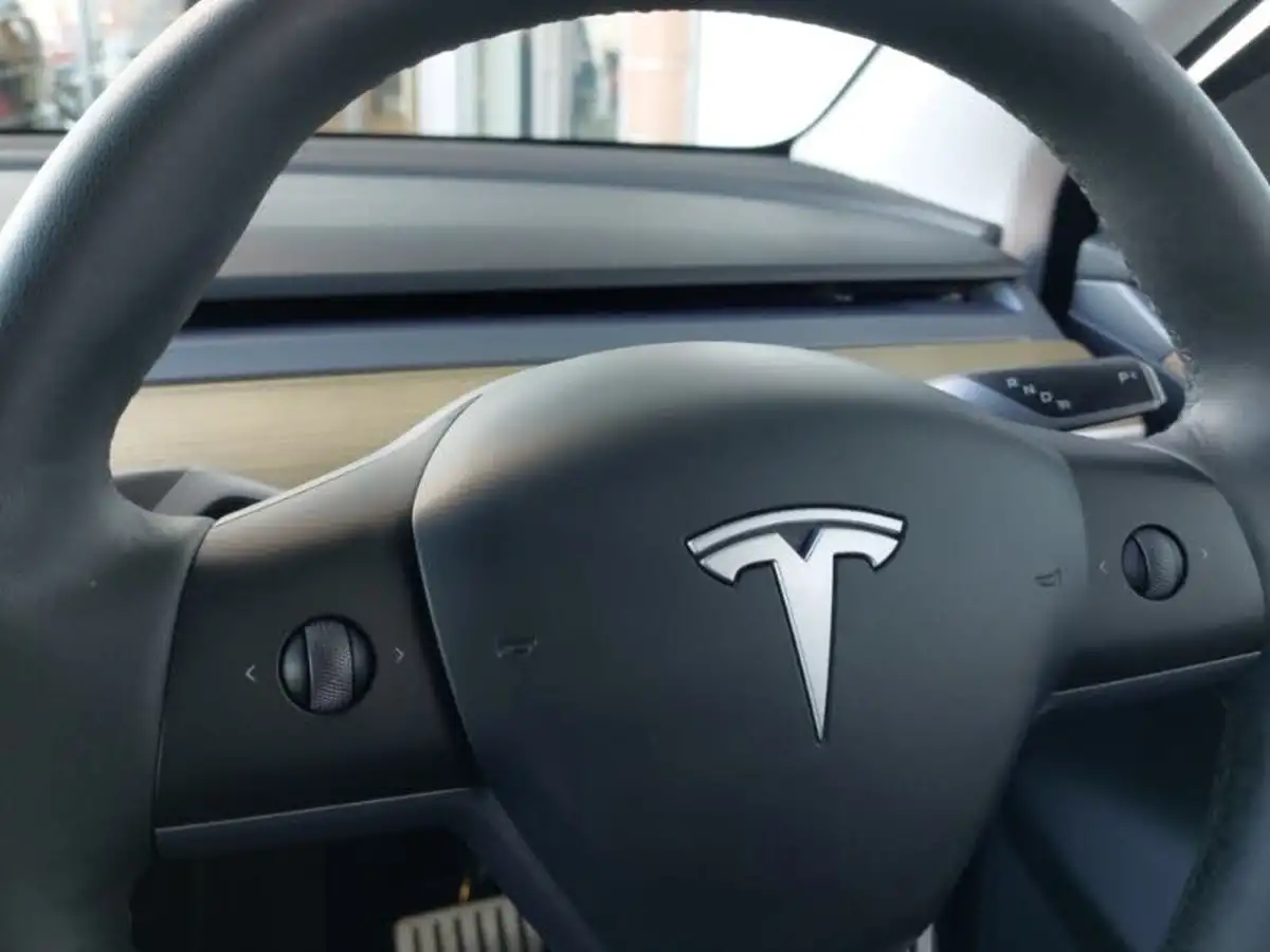 2023-tesla-model-y-e-performance-big-14