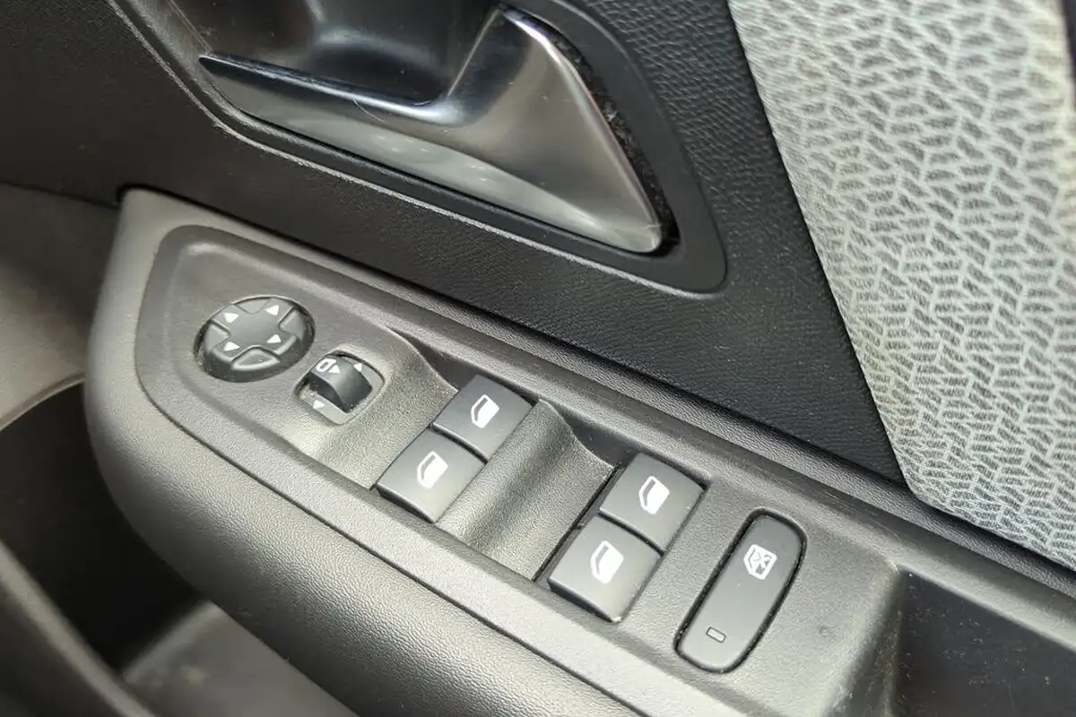 2022-citroen-c4-12-puretech-shine-130ps-big-26