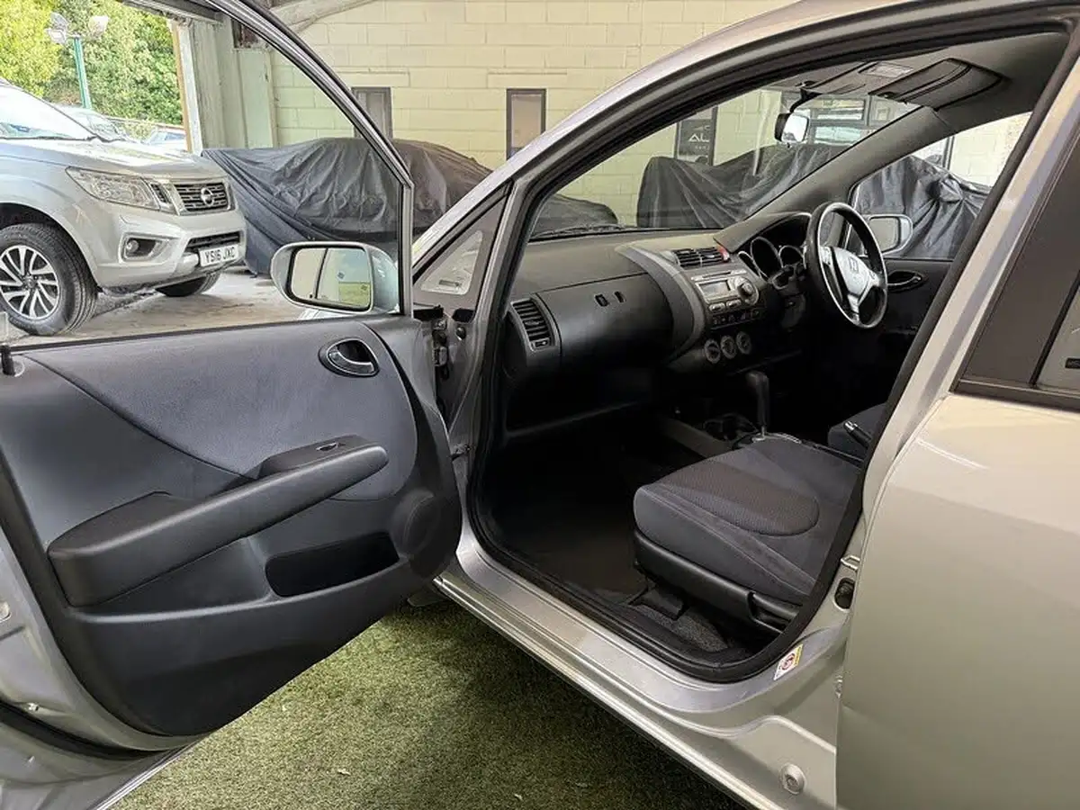 2009-honda-jazz-14-se-cvt-7-big-16