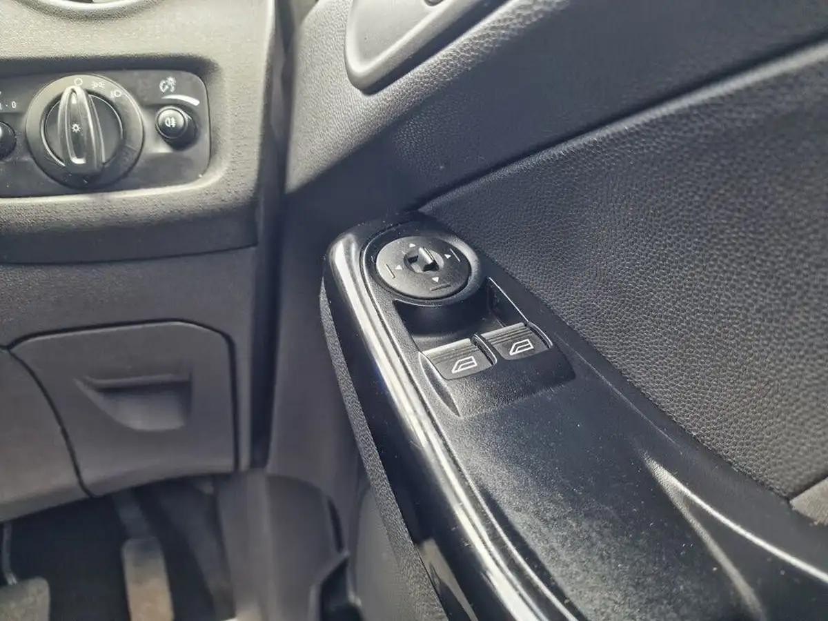 2016-ford-fiesta-125-zetec-3d-big-18