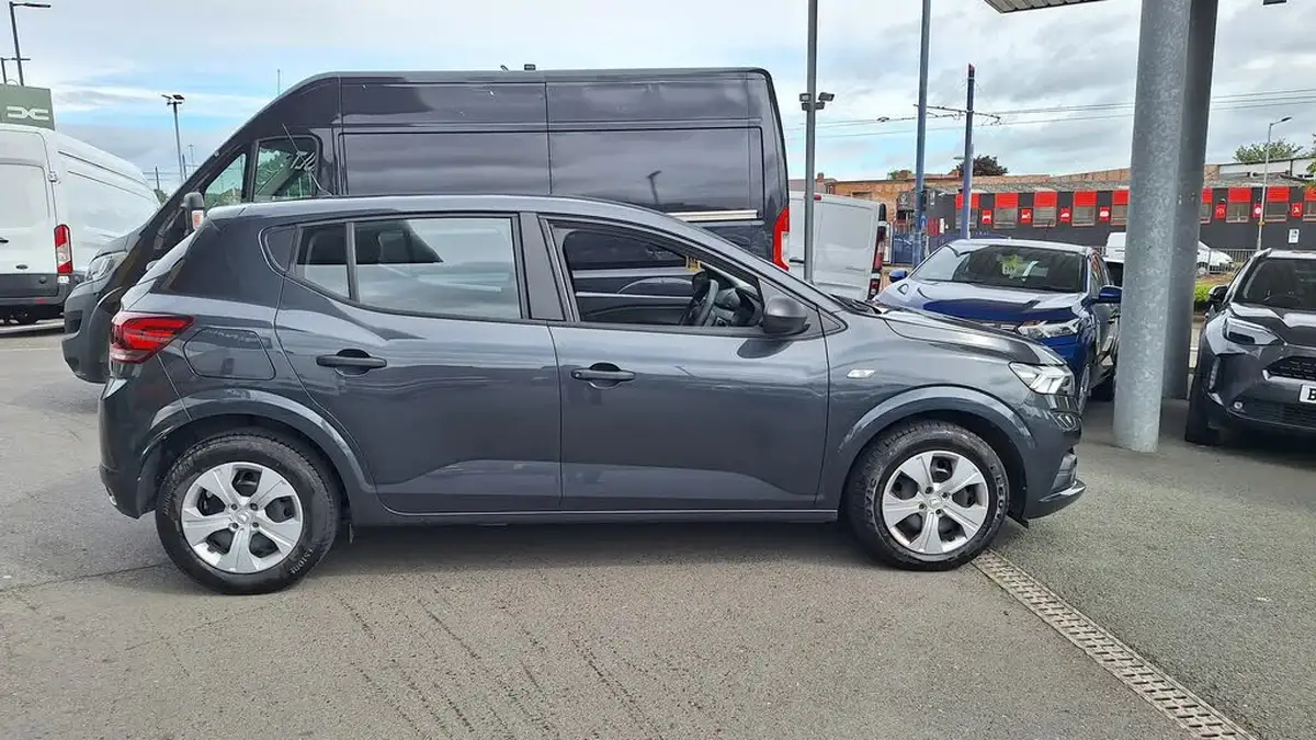 2021-dacia-sandero-10-sce-essential-big-3