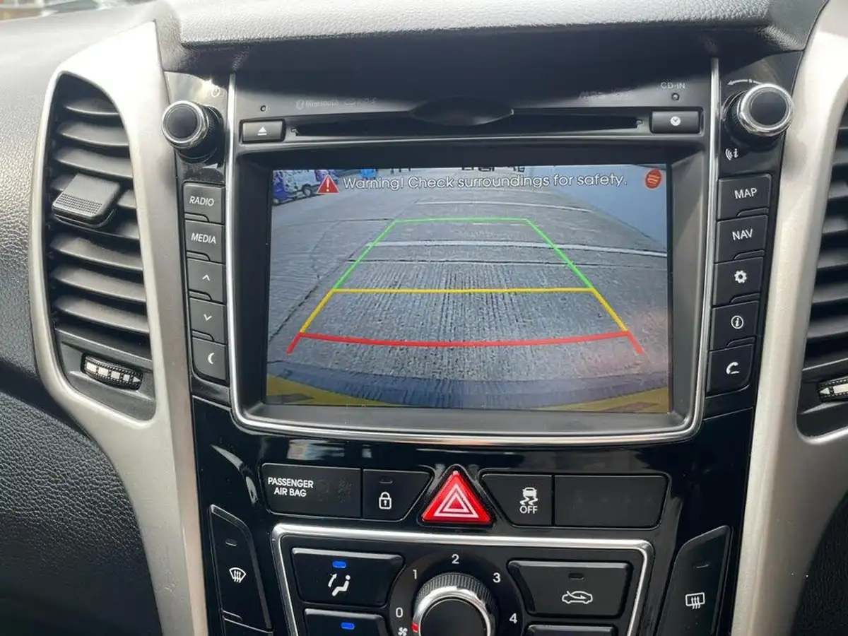 2015-hyundai-i30-16crdi-se-nav-110ps-tourer-big-10