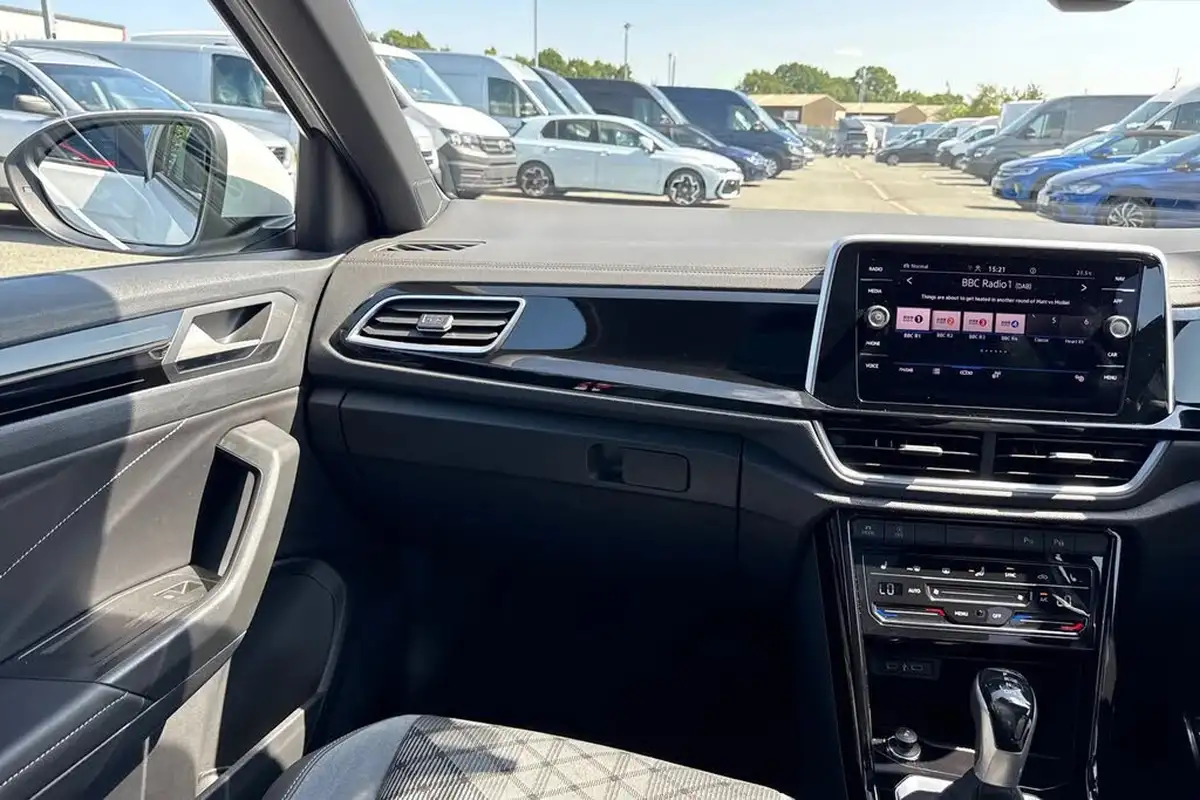 2024-volkswagen-t-roc-15-tsi-r-line-hatchback-5d-dsg-big-14