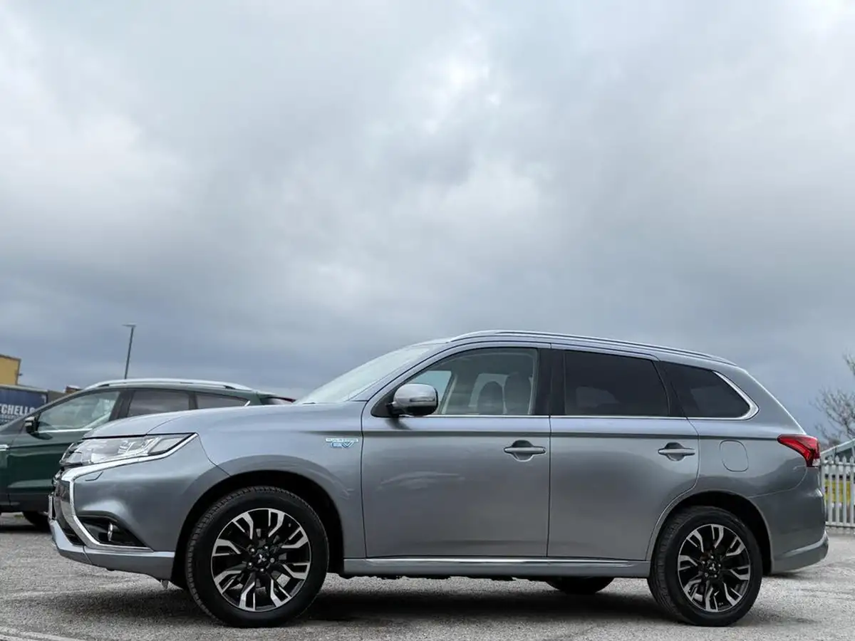 2017-mitsubishi-outlander-20-4h-phev-big-2