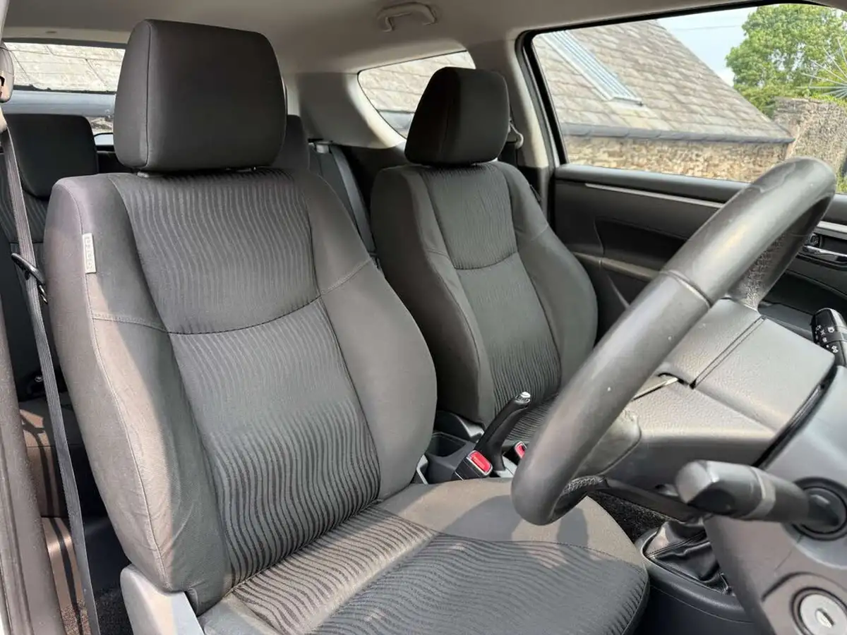2011-suzuki-swift-12-sz3-3d-big-16