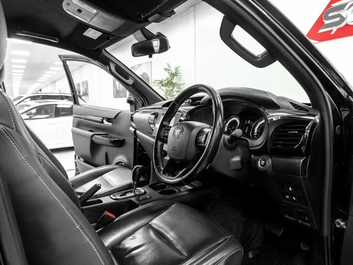 2018-toyota-hi-lux-24d-4d-invincible-at35-32t-auto-big-16