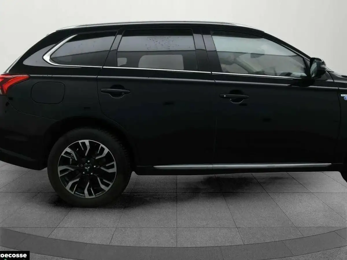 2016-mitsubishi-outlander-20-gx4h-phev-big-8