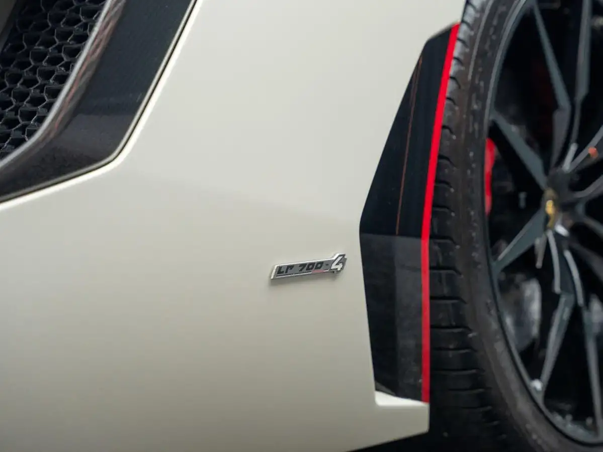2016-lamborghini-aventador-65-lp-750-4-superveloce-coupe-big-38