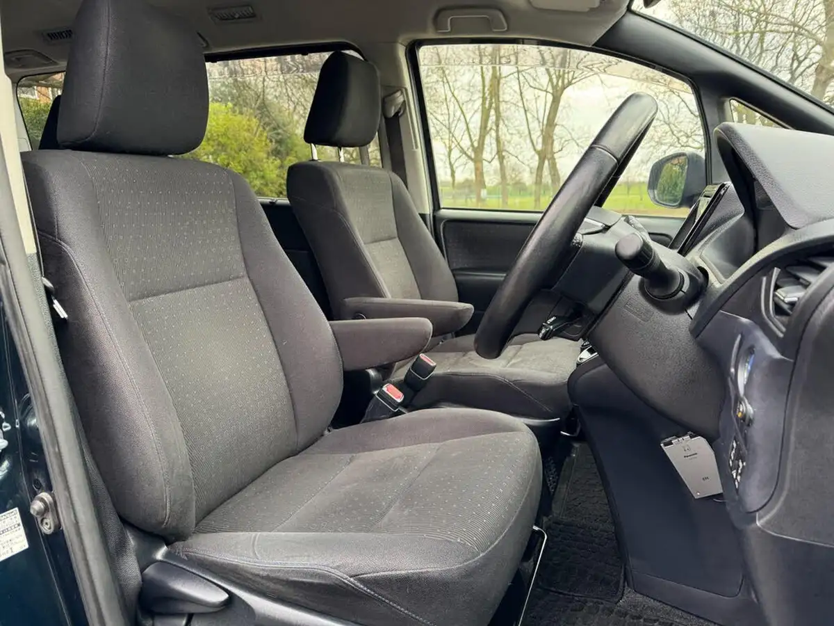 2015-toyota-voxy-18-hybrid-big-22