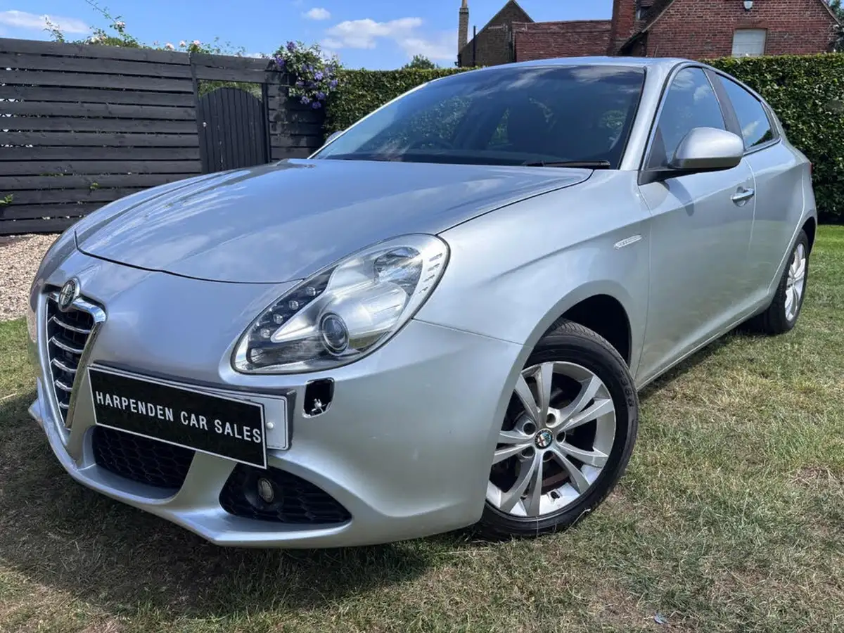 2011-alfa-romeo-giulietta-14-lusso-tb-120bhp-big-2
