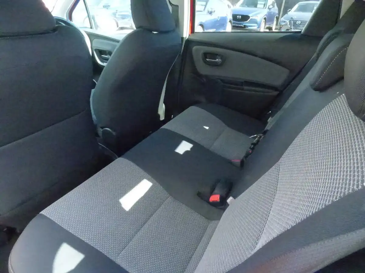 2017-toyota-yaris-15-vvt-i-icon-hybrid-big-12