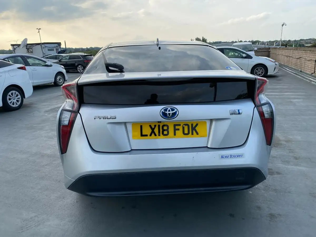 2018-toyota-prius-hybrid-big-12