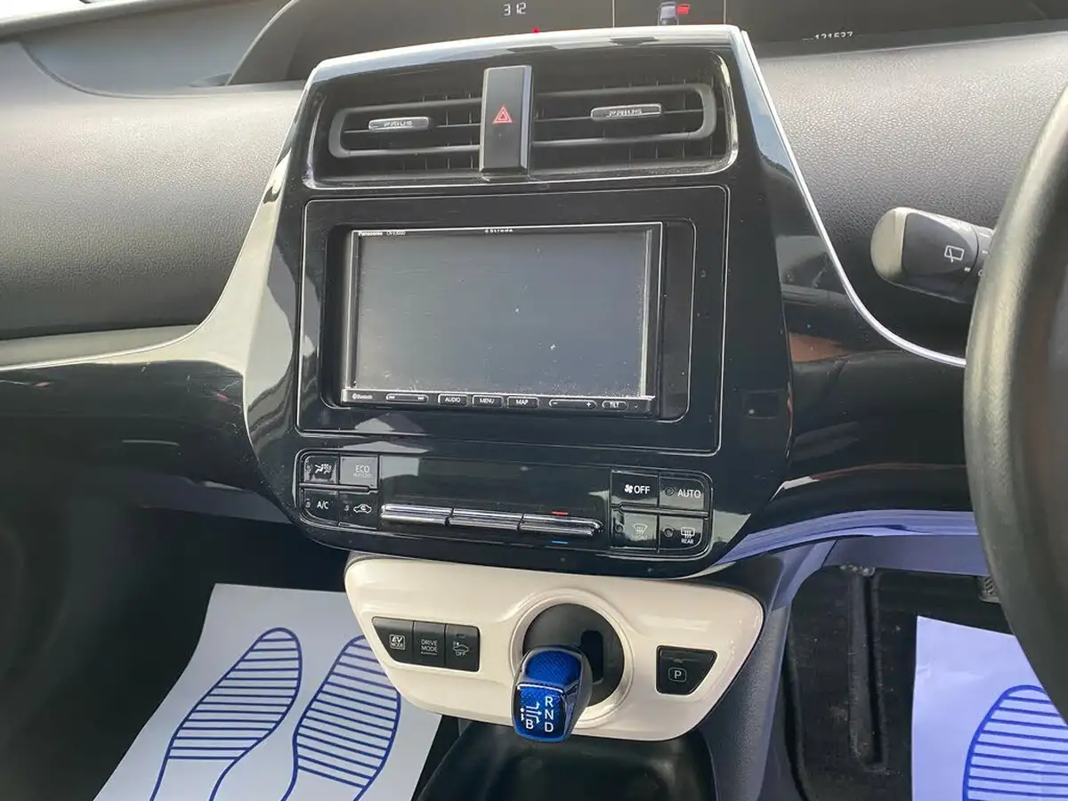 2018-toyota-prius-hybrid-big-36