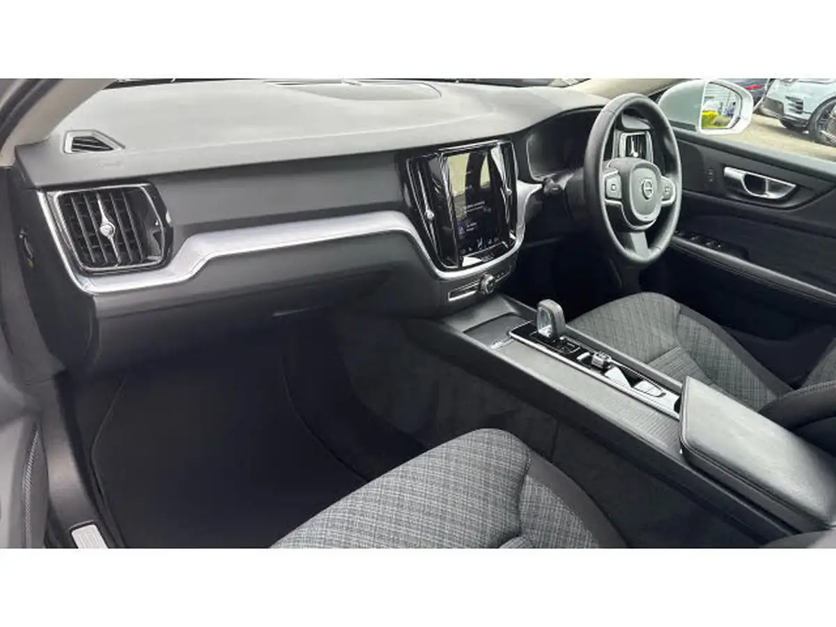 2021-volvo-v60-20-b3-momentum-161bhp-big-3