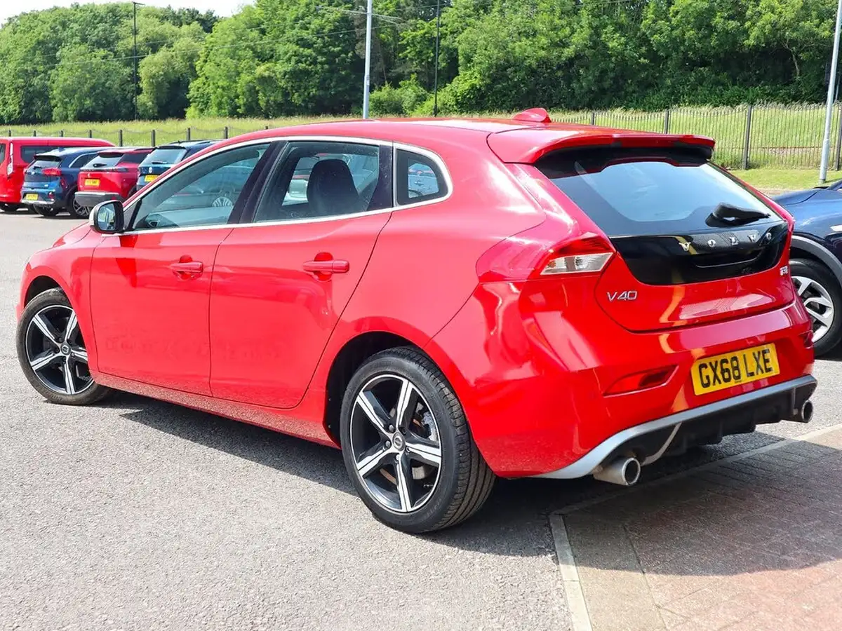 2018-volvo-v40-15-t3-r-design-nav-plus-big-1