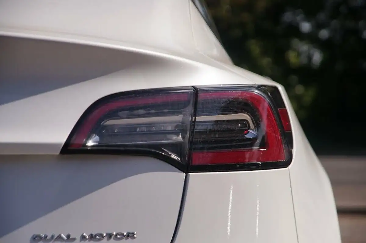 2020-tesla-model-3-e-long-range-big-38