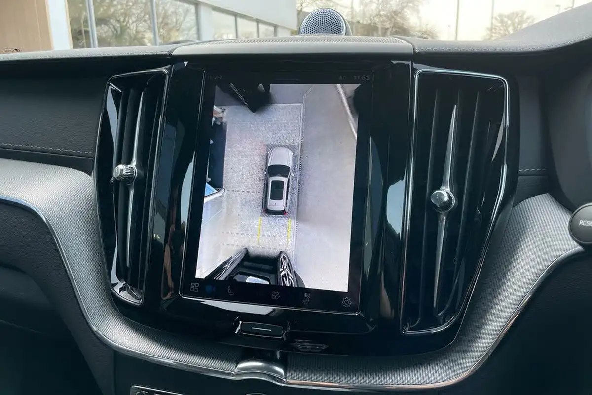 2024-volvo-xc60-20-b5-ultra-dark-big-3