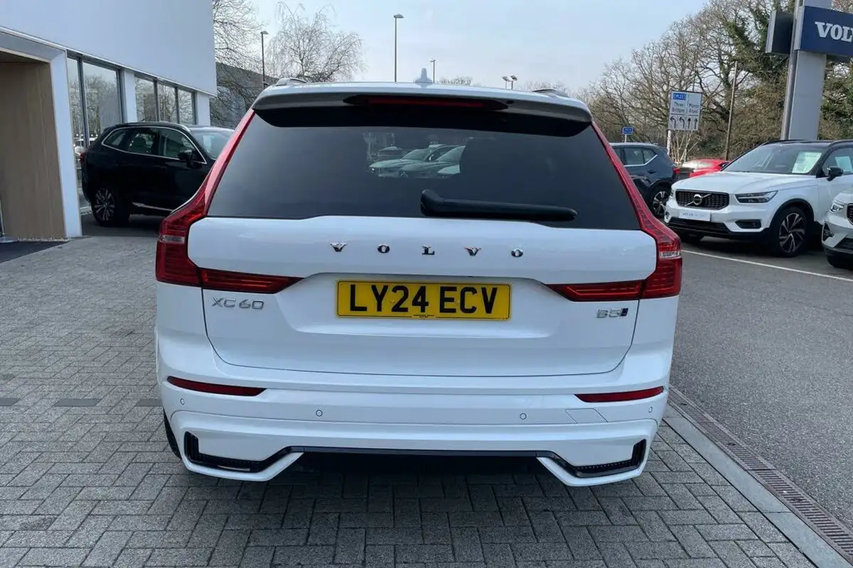 2024-volvo-xc60-20-b5-ultra-dark-big-7
