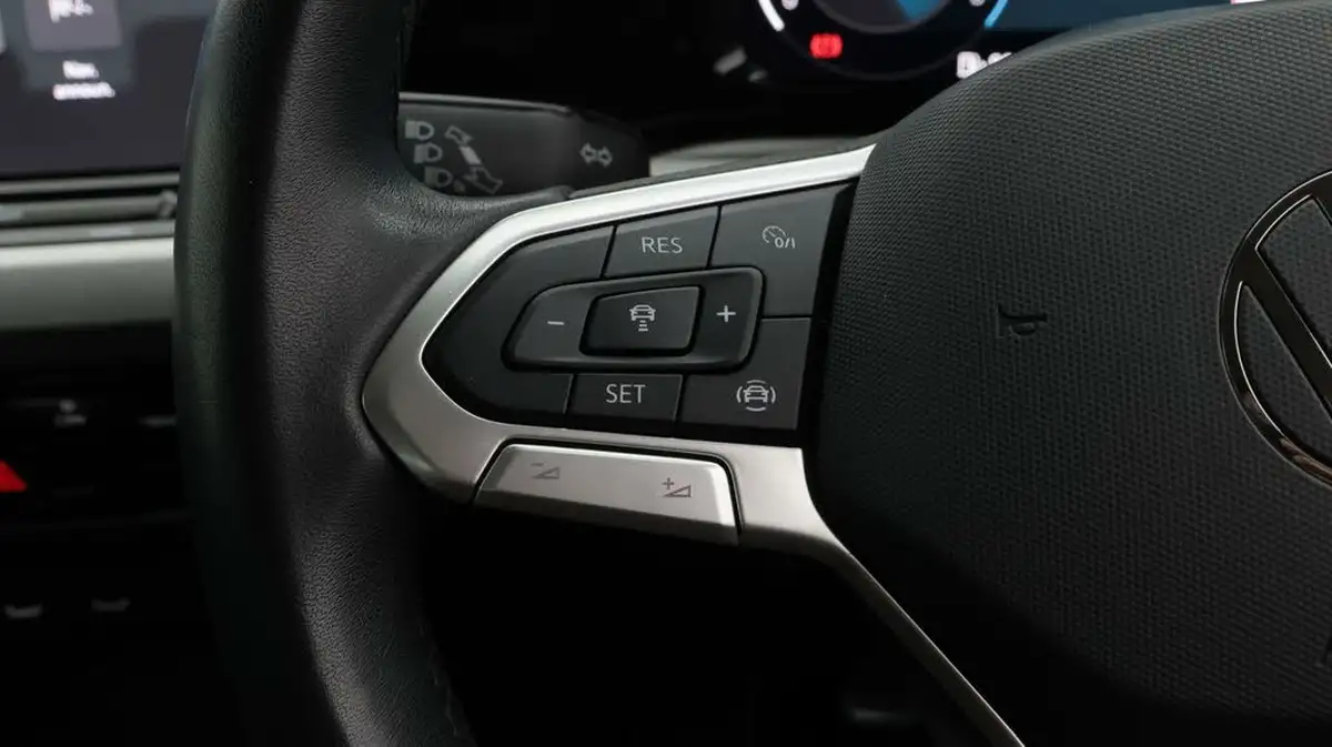 2023-volkswagen-golf-15-tsi-life-130ps-hatchback-big-22