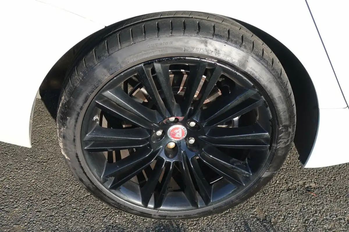 2015-jaguar-xj-series-30td-xj-portfolio-lwb-auto-big-19